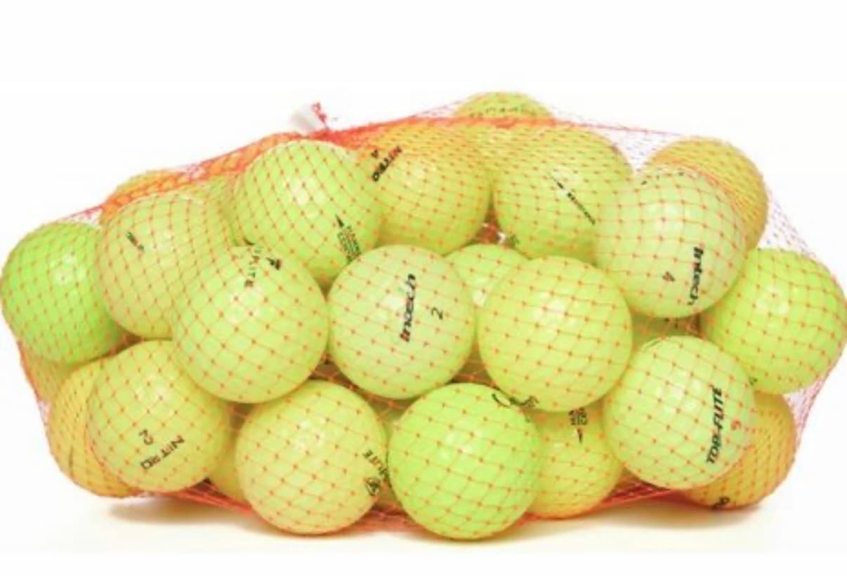 Een netzak met oefenballen